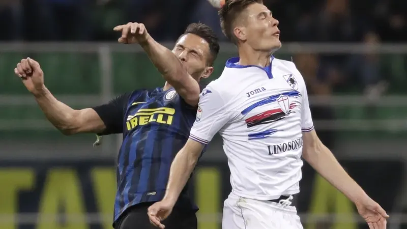 Striker Sampdoria Patrik Schick (kanan) berduel udara dengan bek Inter Milan Danilo D'Ambrosio pada laga di Stadio Giuseppe Meazza, Selasa (4/4/2017) dinihari WIB. 