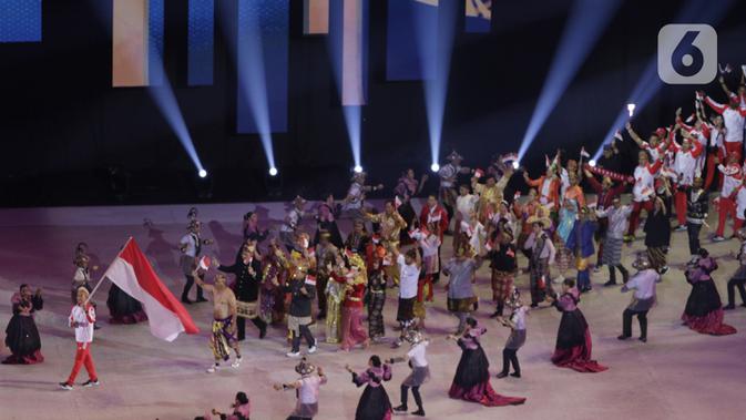 Pakaian adat membuka jalan kontingen Indonesia saat upacara pembukaan SEA Games 2019 di Philipine Arena Bulacan, Manila, Sabtu (30/11/2019). Pesta olahraga se-Asia Tenggara ini akan berlangsung hingga 11 Desember. (Bola.com/M Iqbal Ichsan)