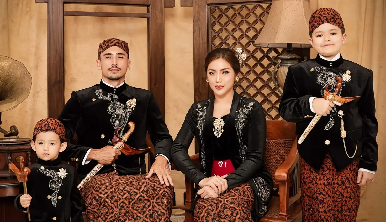 Dalam sesi pemotretan ini, Jessica dan Vincent mengenakan pakaian adat Jawa yang klasik dan elegan. Jessica tampak anggun dengan balutan beludru hitam yang dipadukan dengan kain batik. Riasan wajahnya yang lembut dan rambut yang disanggul menambah kesan tradisional, namun tetap modern. Sementara itu, Vincent terlihat gagah dalam balutan beskap hitam dengan kain batik sebagai bawahan, menunjukkan sisi maskulin yang serasi dengan kelembutan Jessica. (Liputan6.com/IG/@inijedar)