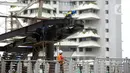 Pekerja menyelesaikan proyek Tugu Tenaga Kesehatan di Jembatan Penyeberangan Orang (JPO) Sudirman, Jakarta, Jumat (12/11/2021). Pemprov DKI Jakarta membuat Tugu Tenaga Kesehatan untuk menghormati tenaga kesehatan yang gugur selama pandemi COVID-19. (merdeka.com/Imam Buhori)