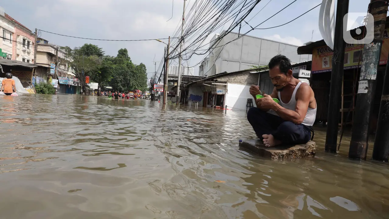 Kali Angke Meluap, Banjir Rendam Jalan Raya Cipondoh Kota Tangerang Banten