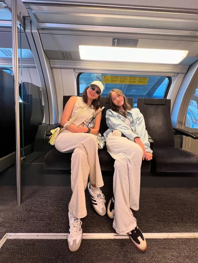 6 Gaya Donna Agnesia Perdana Girls Trip Bareng Sabrina Sinathrya di Swiss, Ibu-Anak Tampil Kompak Banget