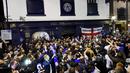 Suporter Leicester City merayakan gelar juara Liga Inggris yang pertama dalam sejarah klub. (2/5/16). (EPA)