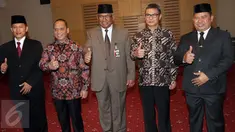 Plt Ketua KPK Taufiqurachman Ruki (tengah) didampingi Direktur Penyidikan baru Kombes Pol Aris Budiman (kiri) dan Kepala Biro Hukum baru Kombes Pol Setiadi (kanan) berfoto bersama usai upacara pelantikan di Jakarta, Rabu (16/9).(Liputan6.com/Helmi Afandi)