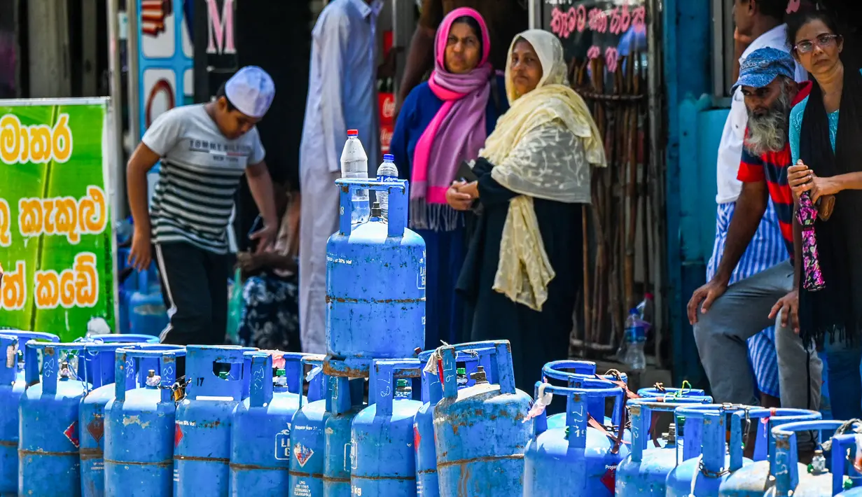 Tabung gas LPG milik warga berjajar saat antrean pembelian di sebuah depo penjualan di tengah krisis ekonomi yang melanda di Kota Kolombo, Sri Lanka, Senin (23/5/2022). Pasokan gas terus menghadapi kekurangan akut, warga menunggu dalam antrean panjang untuk mendapatkan bahan bakar memasak. (AFP/ISHARA S. KODIKA)