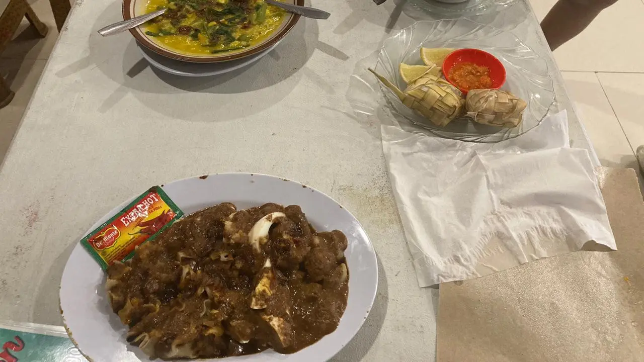 Ada menu khas Manado seperti tinutuan (bubur Manado), gohu (rujak papaya mengkal dicampur cuka), hingga kuliner nusantara seperti ayam lalapan, dan bakso.