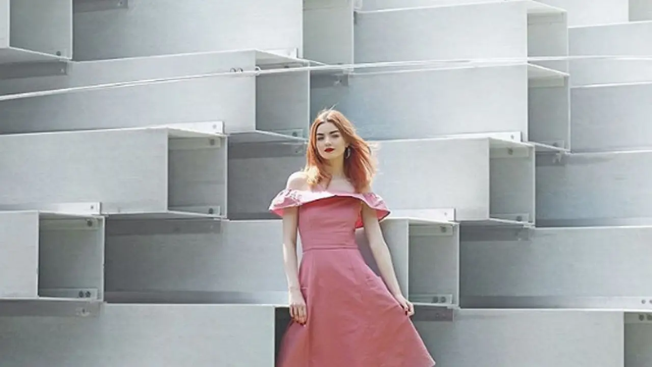 Meski Pakai Rok, Kamu Terlihat Keren dengan Tambahan Sepatu Kets