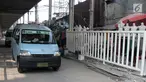 Kendaraan melintas di Jalan Jatibaru Raya, Tanah Abang, Jakarta, Selasa (16/10). Pemprov DKI Jakarta kembali membuka Jalan Jatibaru Raya untuk menindaklanjuti rekomendasi Ombudsman setelah sempat ditutup guna penempatan PKL. (Merdeka.com/Iqbal S. Nugroho)