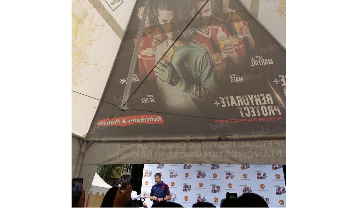 Legenda Manchester United, Denis Irwin, memberikan keterangan pers pada acara United Way Coaching Clinic You C 1000 di Stadion Soemantri Brojonegoro, Jakarta, Sabtu (7/5/2016). (Bola.com/Nicklas Hanoatubun)