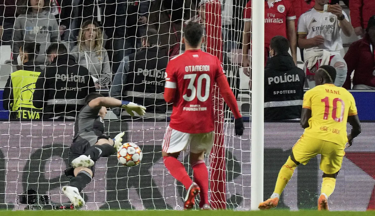 Tak ketinggalan penyerang muslim yang terkenal taat yakni Sadio Mane juga turut memajangkan namanya di papan skor sehingga Liverpool pulang dengan kemenangan meyakinkan 3-1 atas Benfica. (AP/Armando Franca)