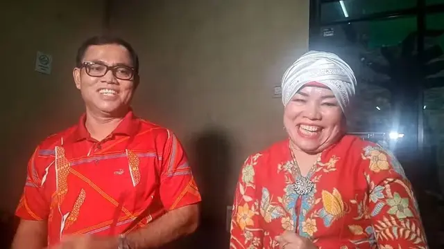 H. Faisal dan Dewi Zuhriati, orangtua Fuji adik ipar Vanessa Angel (Foto: YouTube)