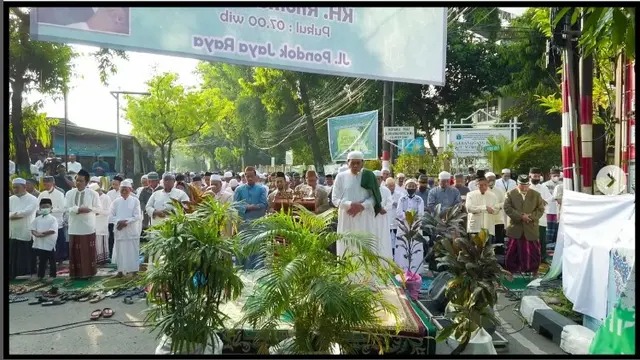 Rhoma Irama saat menjadi Imam dan Khatib Salat Idul Fitri 1443 Hijriyah. (Instagram @rhoma_official)