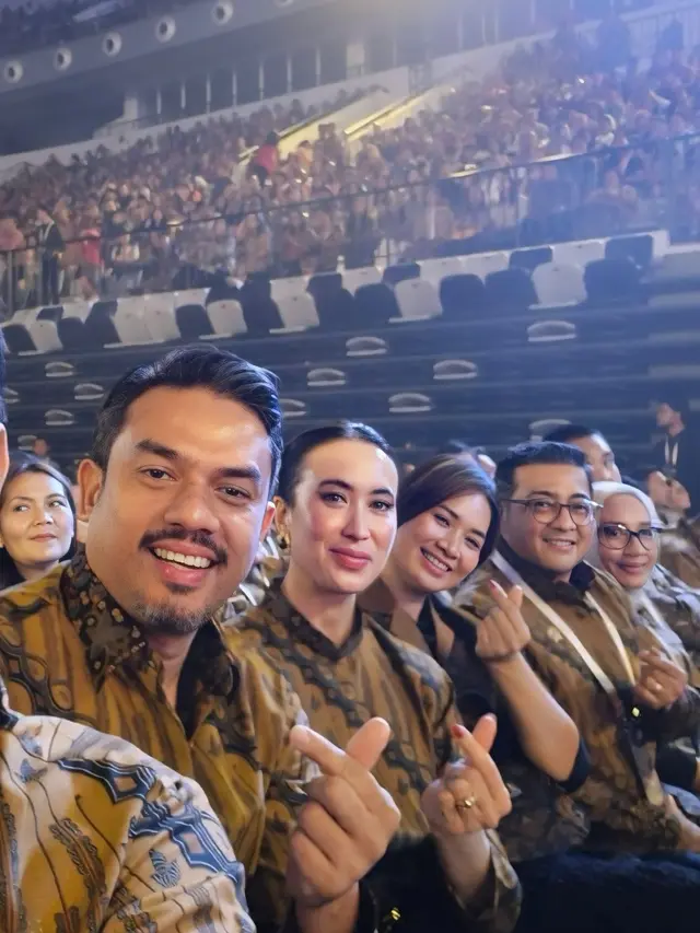 Potret Cantik Menpar Widi Wardhana Hadiri Perayaan Natal Nasional 2024 di GBK, Wajah Glowing-nya Bikin Salah Fokus