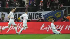 Penyerang Polandia, Karol Swiderski (kanan) berselebrasi setelah mencetak gol ke gawang Albania pada pertandingan kualifikasi grup E UEFA Euro 2024 di stadion Narodowy di Warsawa, Polandia, Selasa, 28 Maret 2023. (AP Photo/Czarek Sokolowski)