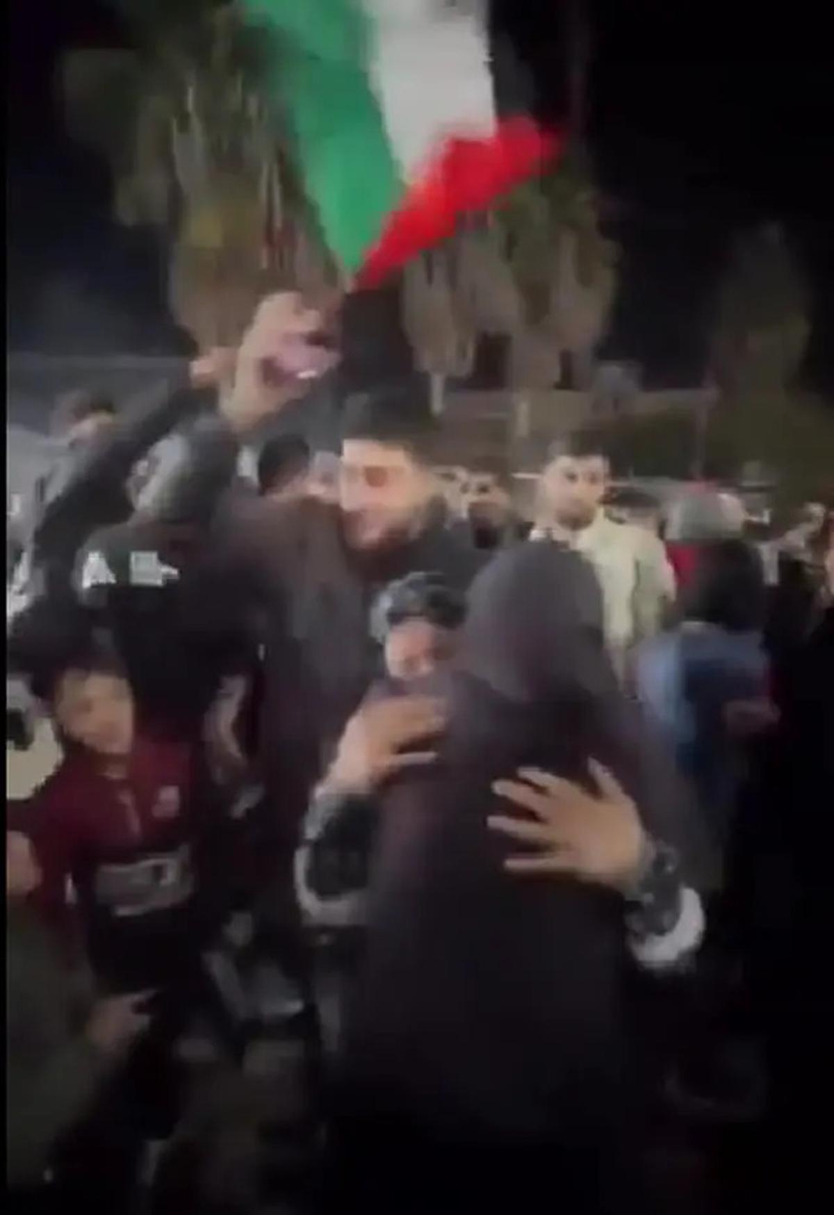 Reaksi Warga Palestina usai Pengumuman Genjatan Senjata antara Israel dan Hamas, Sujud Syukur Penuh Haru
