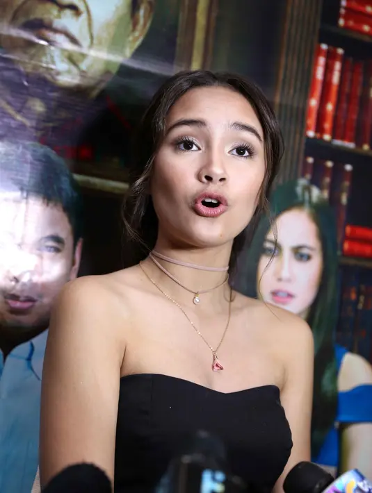 Meski terbilang baru di dunia akting, pelantun lagu Cinta Salah itu merasa tidak canggung saat beradu akting dengan para pemain senior lain. Bahkan dibawa enjoy. Lantaran sebelumnya sudah saling kenal sejak lama. (Nurwahyunan/Bintang.com)