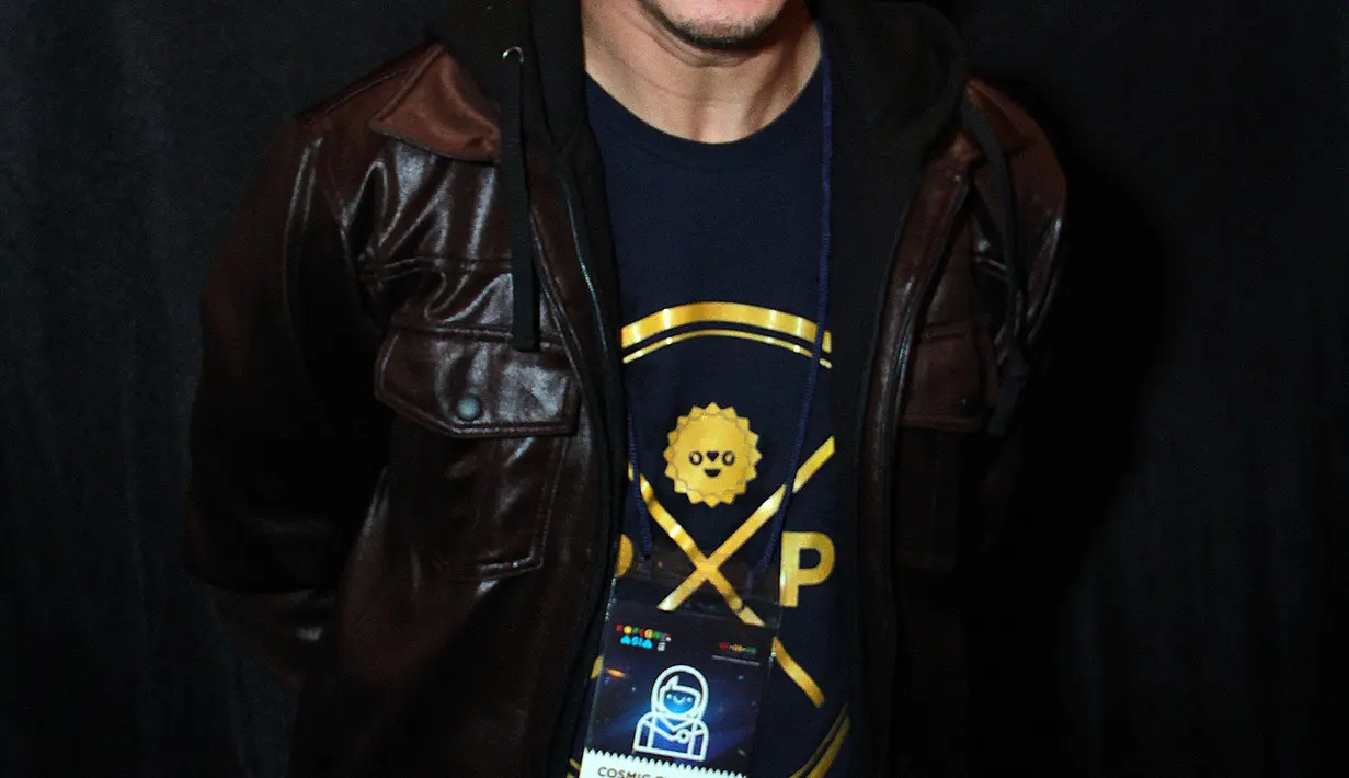 Dennis Adhiswara mengaku sudah menerima skenario film 'Ada Apa Dengan Cinta? 2'. Selain Dennis, pemeran AADC 2 lain yang sudah menerima skenario adalah Dian Sastrowardoyo yang menjadi tokoh utama, Cinta, di film drama romantis ini (Wimbarsana/Bintang.com)