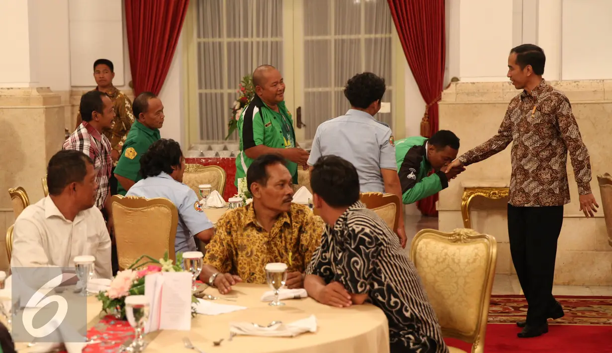 Presiden Joko Widodo bersalaman dengan tukang ojek sebelum acara makan siang di Istana Negara, Jakarta, Selasa (1/9/2015). Setidaknya ada 100 para pekerja di sektor transportasi yang diundang dalam jamuan tersebut. (Liputan6.com/Faizal Fanani)