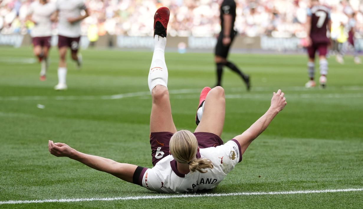 Selebrasi striker Manchester City, Erling Haaland setelah mencetak gol ketiga timnya ke gawang West Ham United pada laga pekan kelima Premier League 2023/2024 di London Stadium, London, Sabtu (16/9/2023) malam WIB. (AP Photo/Kin Cheung)