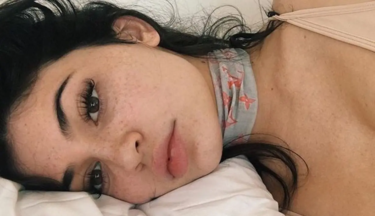 Tentu saja, ini adalah pemandangan yang sungguh mencuri perhatian netizen. Meski tanpa balutan makeup, wajah Kylie selalu cantik dan dirinya memiliki alis dan bulu mata yang sempurna. (Instagram)
