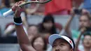 Petenis Jepang, Naomi Osaka menyapa usai mengalahkan Alison Riske dari AS pada putaran ketiga pertandingan tunggal putri China Terbuka 2019 di National Tennis Center, China (3/10/2019). Naomi menang dengan skor 6-4, 6-0. (AP Photo/Andy Wong)