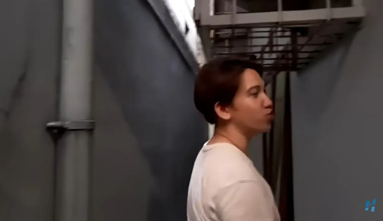 Sidik memutuskan jualan cilok karena sedang sepi job. Demi terus memberikan membesarkan dua anak dan istrinya, ia rela jualan cilok di pinggir jalan. Sebelumnya, ia juga sempat mencoba jualan basreng. Akses masuk ke rumahnya melewati gang kecil. [Youtube/HepiNews]