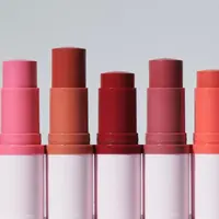 Blush stick merupakan produk makeup perona pipi yang banyak digunakan untuk memberikan kesan fresh. (Foto: Instagram/@kyliecosmetics)