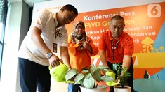 Director & Chief of Proposition & Sharia Officer FWD Life Ade Bungsu (kiri) dan Direktur Human Capital & Legal WWF-Indonesia, Apin Aviyan (kanan) menyiram pohon pada kampanye Go Green di Jakarta, Rabu (4/12/2019). Kampanye Go Green membantu nasabah memahami manfaat di balik e-Policy. (Liputan6.com)