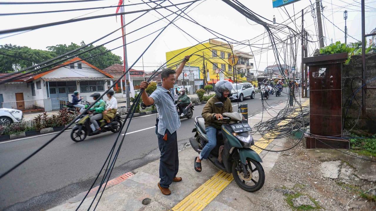 FOTO: Penertiban Kabel Udara di  Depok
