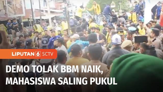Unjuk rasa ratusan mahasiswa yang menolak kenaikan harga BBM di depan Gedung DPR Aceh berakhir ricuh. Coba bobol pagar, petugas halau pengunjuk rasa dengan semprotkan gas air mata.
