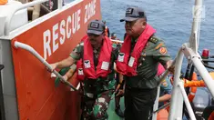 Panglima TNI Marsekal Hadi Tjahjanto (kiri) saat tiba di KN SAR Basudewa di perairan Karawang, Jawa Barat, Rabu (31/10). Panglima TNI meninjau titik yang diduga menjadi tempat bagian badan pesawat Lion Air JT 610. (Liputan6.com/Helmi Fithriansyah)