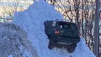 Jeep di bukit salju (Reddit via Autoevolution)