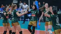 Aksi bintang voli Indonesia, Megawati Hangestri Pertiwi, saat memperkuat Gresik Petrokimia pada pertandingan melawan Jakarta Pertamina Enduro pada seri ketiga Final Four Proliga 2025 di GOR Sritex Arena, Solo, Jumat (2/5/2025). (Bola.com/Radifa Arsa)