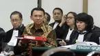 Gubernur DKI Jakarta nonaktif, Basuki T Purnama bersama kuasa hukumnya menjalani persidangan Lanjutan di Kementan, Jakarta Selatan, Selasa (17/1). Sidang ke-6 mendengarkan empat keterangan saksi dari pihak penuntut umum. (Liputan6.com/Resa Esnir/Pool)