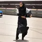 Pebalap perempuan Aseel Al Hamad langsung menjajal trek balap di Saudi Arabia menggunakan Jaguar F-Type. (Motor1)