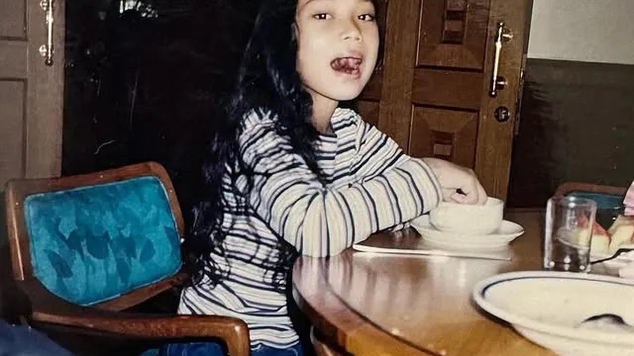 7 Potret Masa Kecil Erika Carlina, Cantik Dari Dulu