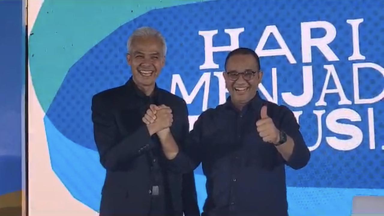Bakal calon presiden (capres) Ganjar Pranowo dan Anies Baswedan bertemu dalam satu acara Hari Menjadi Manusia di Kuningan, Jakarta Selatan, Sabtu (29/7/2023).
