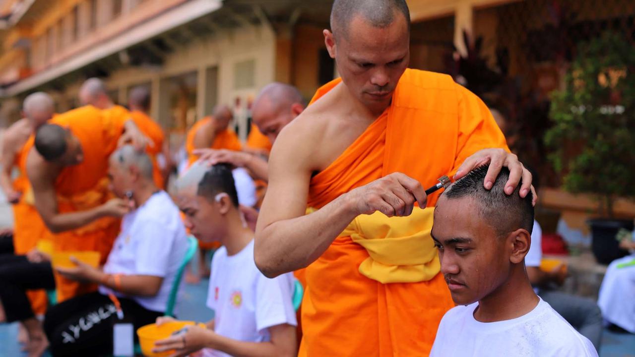 Calon Bikkhu cukur rambut jelang Pabbajja Samanera Sementara