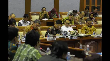 Menaker Hanif Dhakiri (kedua dari kanan), Kepala BNP2TKI Nusron Wahid (kanan) mengikuti rapat kerja dengan Komisi IX DPR RI di ruang rapat Komisi IX di DPR RI, Senayan, Jakarta, Kamis (22/1/2015). (Liputan6.com/Andrian M Tunay)