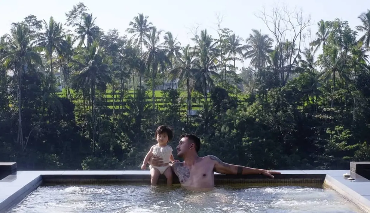 Sejak beberapa hari, Rio dan istri membagikan potret kebahagiaan saat sedang berlibur bersama di Kamandalu Ubud Bali. (Instagram/riodewanto)