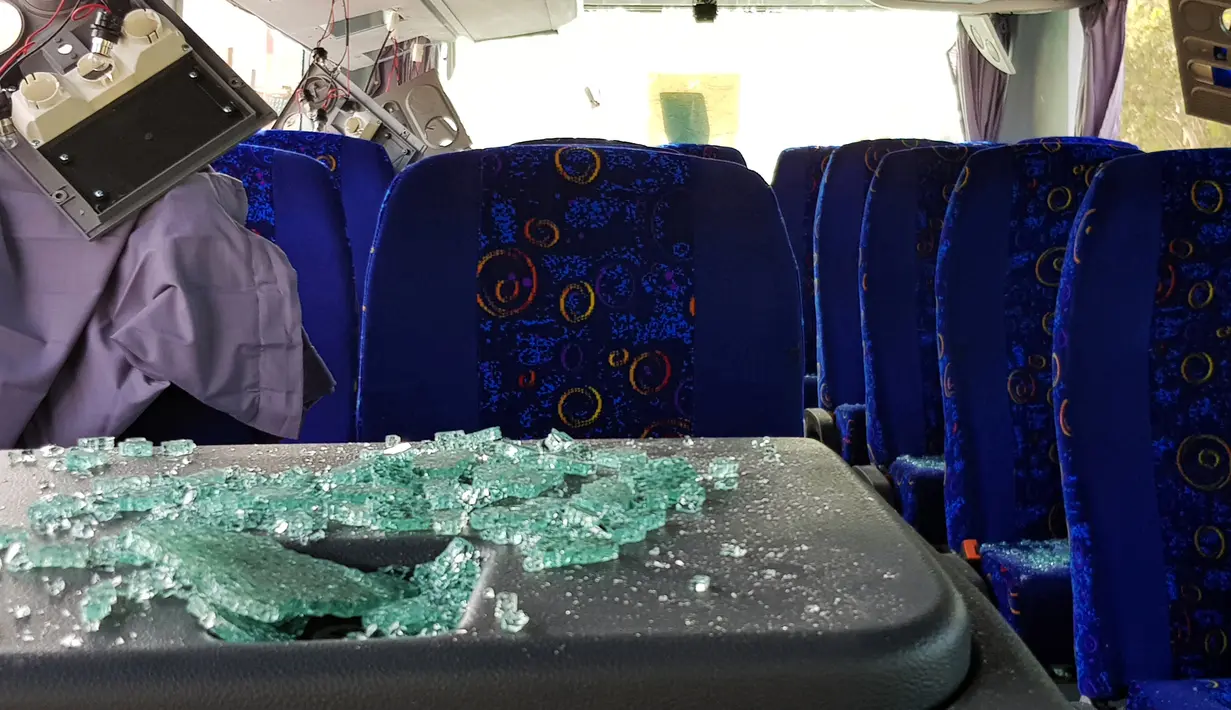 Bagian dalam bus yang rusak setelah terkena ledakan bom di jalan dekat Piramida Giza, Kairo, Minggu (19/5/2019). Kejadian ini merupakan yang kedua yang melibatkan turis dalam tempo enam bulan. (REUTERS/Amr Abdallah Dalsh)