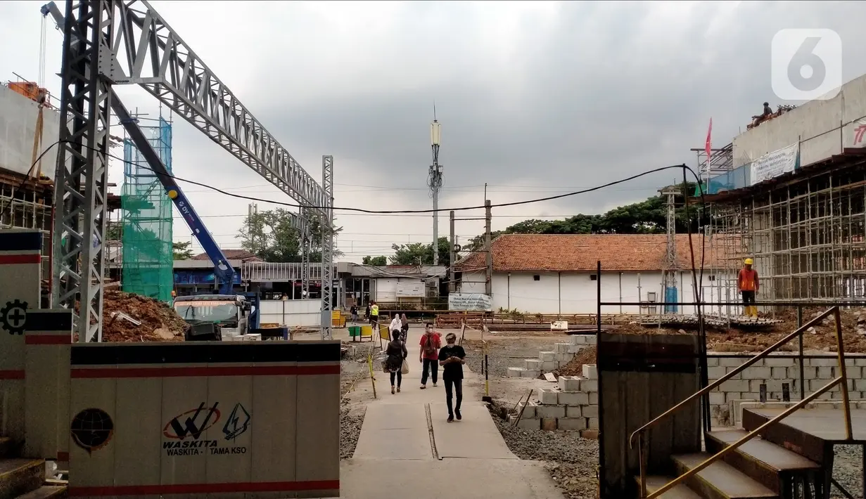 Suasana proyek pembangunan di Stasiun Manggarai, Jakarta, 21 Oktober 2022. Pada switch over keenam (SO-6) ini akan memulai pekerjaan pembangunan di jalur 1 dan 2 Stasiun Manggarai, mengaktifkan jalur 3 dan 4 untuk perjalanan commuterline dan KA Jarak jauh, adanya perluasan area flow transit bagi pengguna yang berada di lantai 1 stasiun, dan penambahan kapasitas jalur pelayanan perjalanan kereta. (Liputan6.com/Aida Nuralifa/Magang)