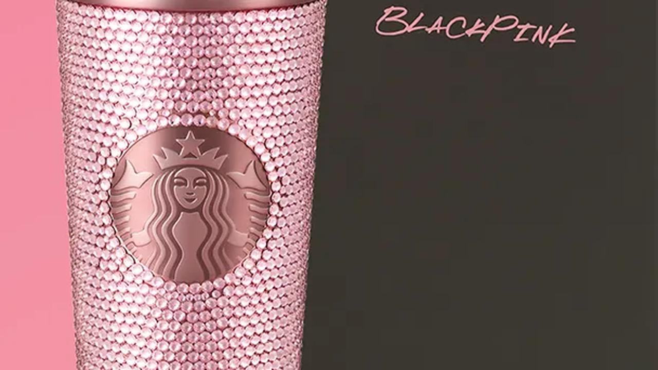 Mengangkat tema Turn Up Your Summer, kolaborasi Starbucks dan Blackpink ini meluncur hari Sabtu (22/7/2023) di Starbucks Senayan Park Mall.