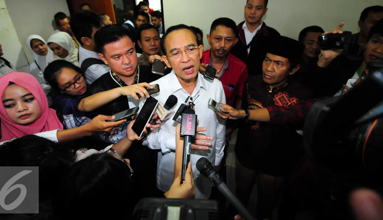 Terdakwa Mantan Menteri Agama Suryadharma Ali memberikan keterangan pada awak media usai sidang pembacaan putusan sela di Pengadilan Tipikor, Jakarta, Senin (21/9/2015). (Liputan6.com/Helmi Afandi)