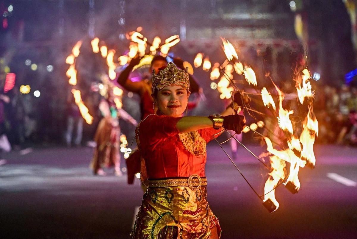 FOTO: Surabaya Vaganza 2026 Hadirkan Parade Lampu  dan Atraksi Penari Api
