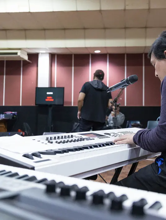 Sederet artis akan menghibur konser Festival Cinta, diantaranya Titi DJ, Tulus, Raisa, Isyana Sarasvati, RAN, Maliq and D'Essentials, HIVI, Kunto Aji, Yura Yunita, Teza Sumendra, Project Pop. (Dezmond Manullang/Bintang.com)