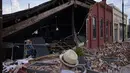 Seorang pria melihat bangunan yang sebagian runtuh setelah Badai Ida di Houma, La (4/6/2021). Badai Ida telah sepekan melanda Amerika Serikat (AS) yang mengakibatkan Kendaraan hingga bangunan seperti rumah hancur. (AP Photo/John Locher)