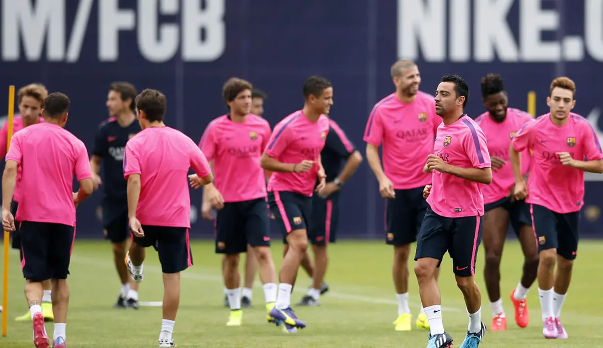 Beberapa penggawa klub Barcelona berlatih bersama di Joan Gamper training camp, (25/7/2014). (REUTERS/Albert Gea)