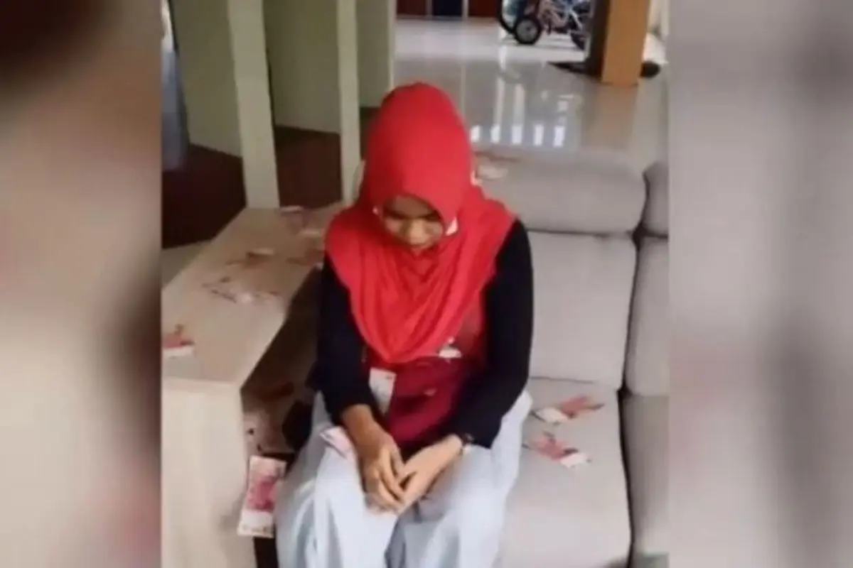 [Bintang] Viral Sebarkan Uang ke Selingkuhan Suami! Inilah Sederet Komentar Terbaik Netizen Soal Bu Dendy!