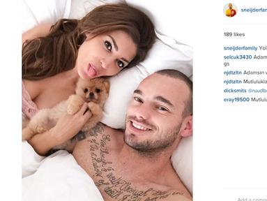 Pemain Timnas Belanda dan Galatasaray, Wesley Sneijder bersama istrinya berfoto dengan anjingnya yang lucu sebelum tidur. (Photo/Instagram) 